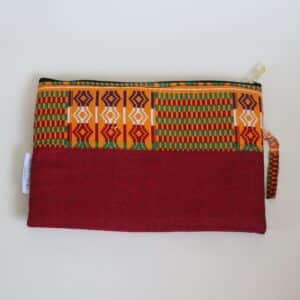 Trousse colorée à motif ethnique et tissu rouge