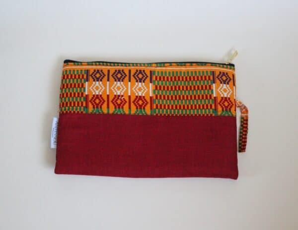 Trousse colorée à motif ethnique et tissu rouge