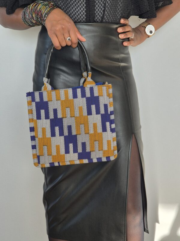 Femme tenant sac à main coloré et portant jupe noire