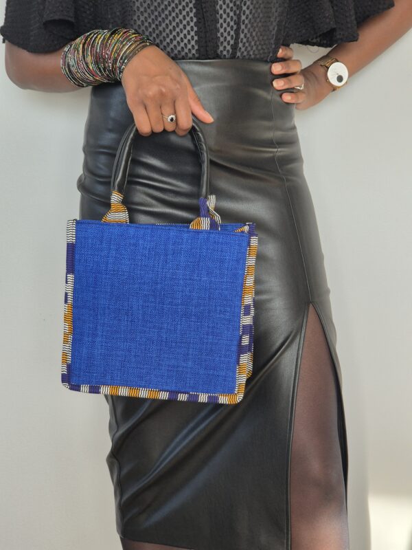 Femme tenant un sac bleu avec jupe noire