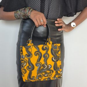 Femme tenant sac à motif africain