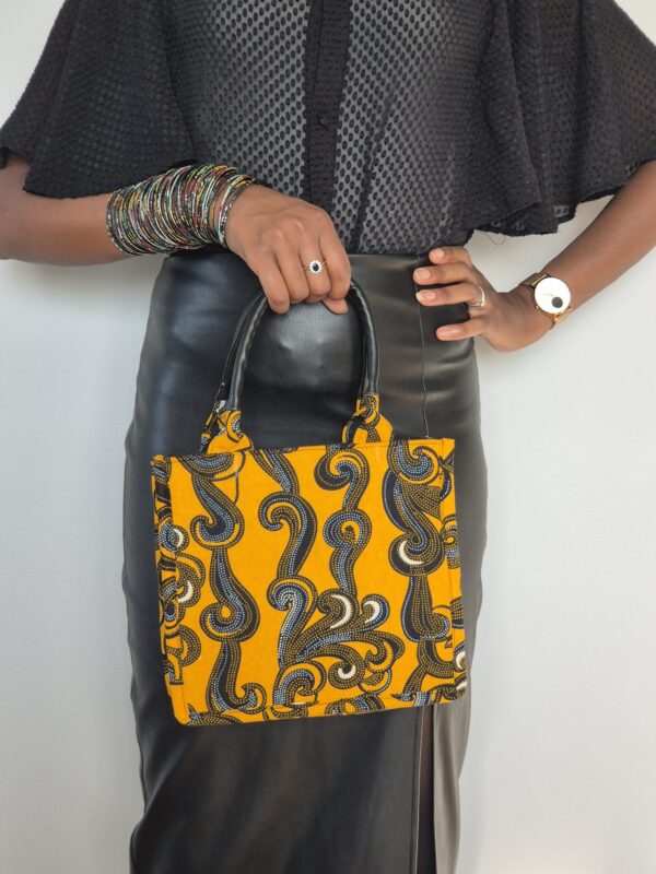 Femme tenant sac à motif africain