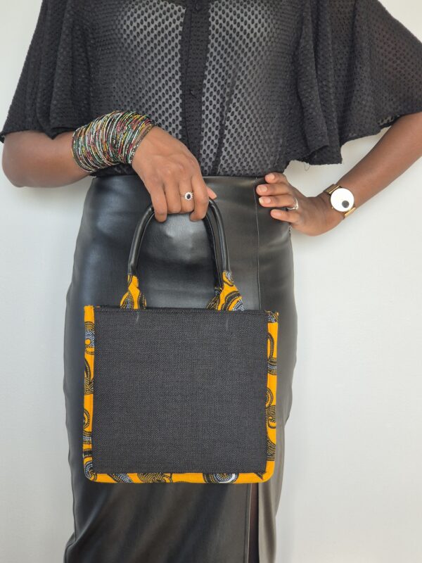 Femme tenant un sac avec imprimé africain
