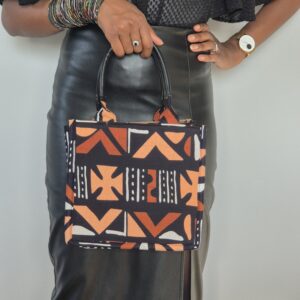 Femme tenant un sac à motifs africains