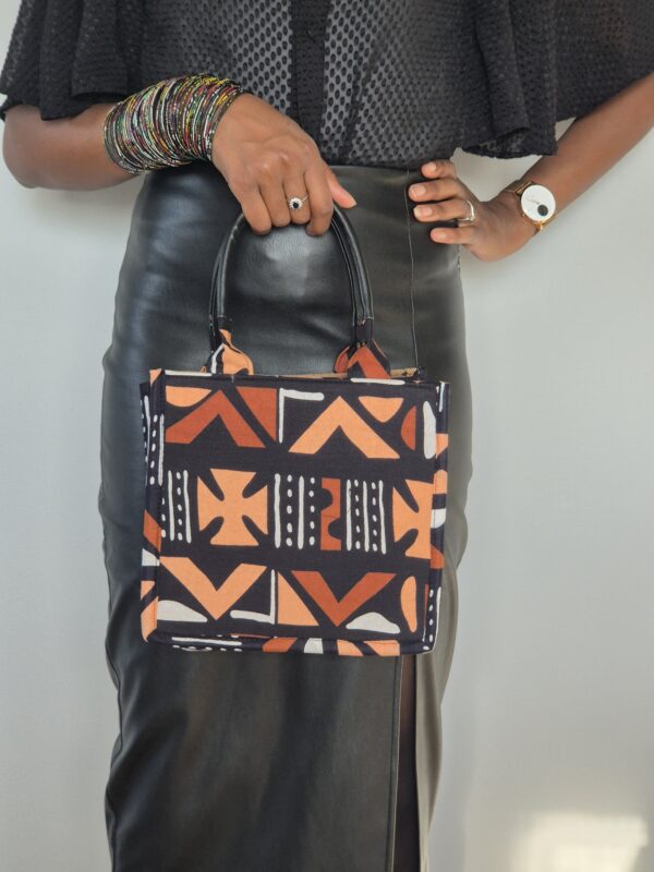 Femme tenant un sac à motifs africains