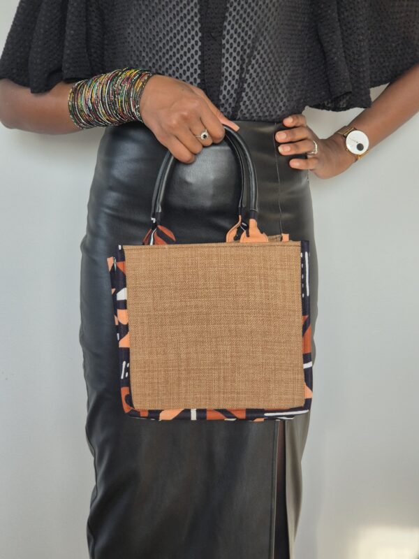 Femme tenant sac à main élégant