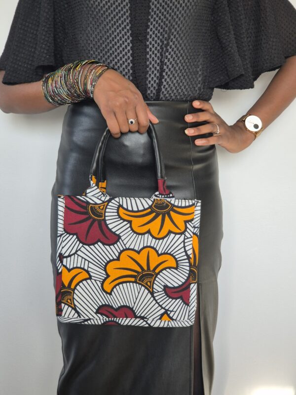 Femme tenant sac moderne imprimé floral