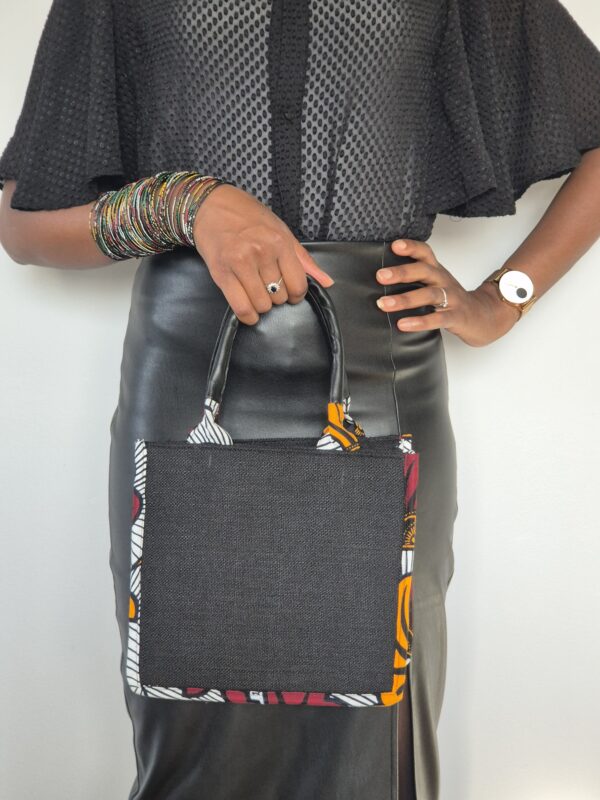 Femme élégante tenant sac à main sophistiqué