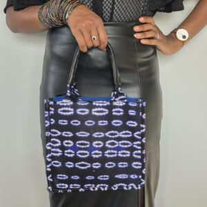 Femme tenant sac bleu avec bracelets colorés